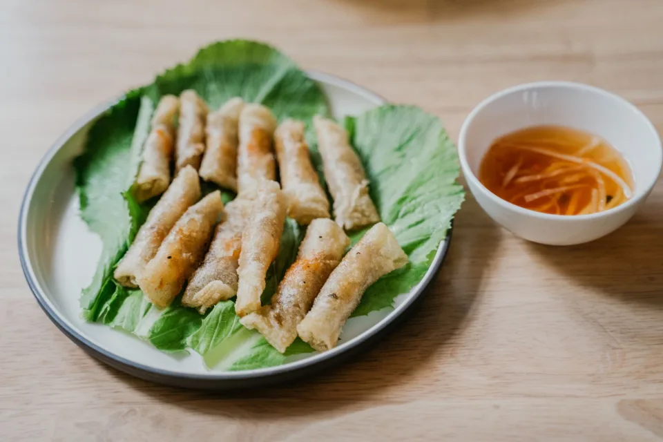 Đội ngũ đầu bếp và nhân viên tại quán