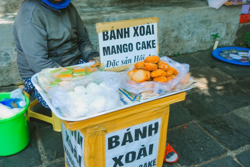 Mâm nướng than hoa — thịt chín tới, thơm mùi khói — lúc mới lên