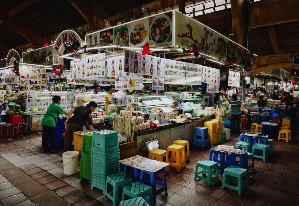 Bàn tiệc nhóm đông — món nướng và lẩu dọn cùng lúc, ăn tới đâu gọi thêm tới đó