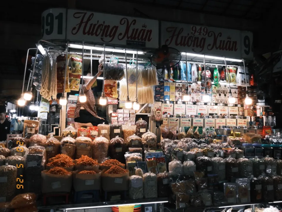 Mâm nướng than hoa — thịt chín tới, thơm mùi khói — khi dọn ra bàn
